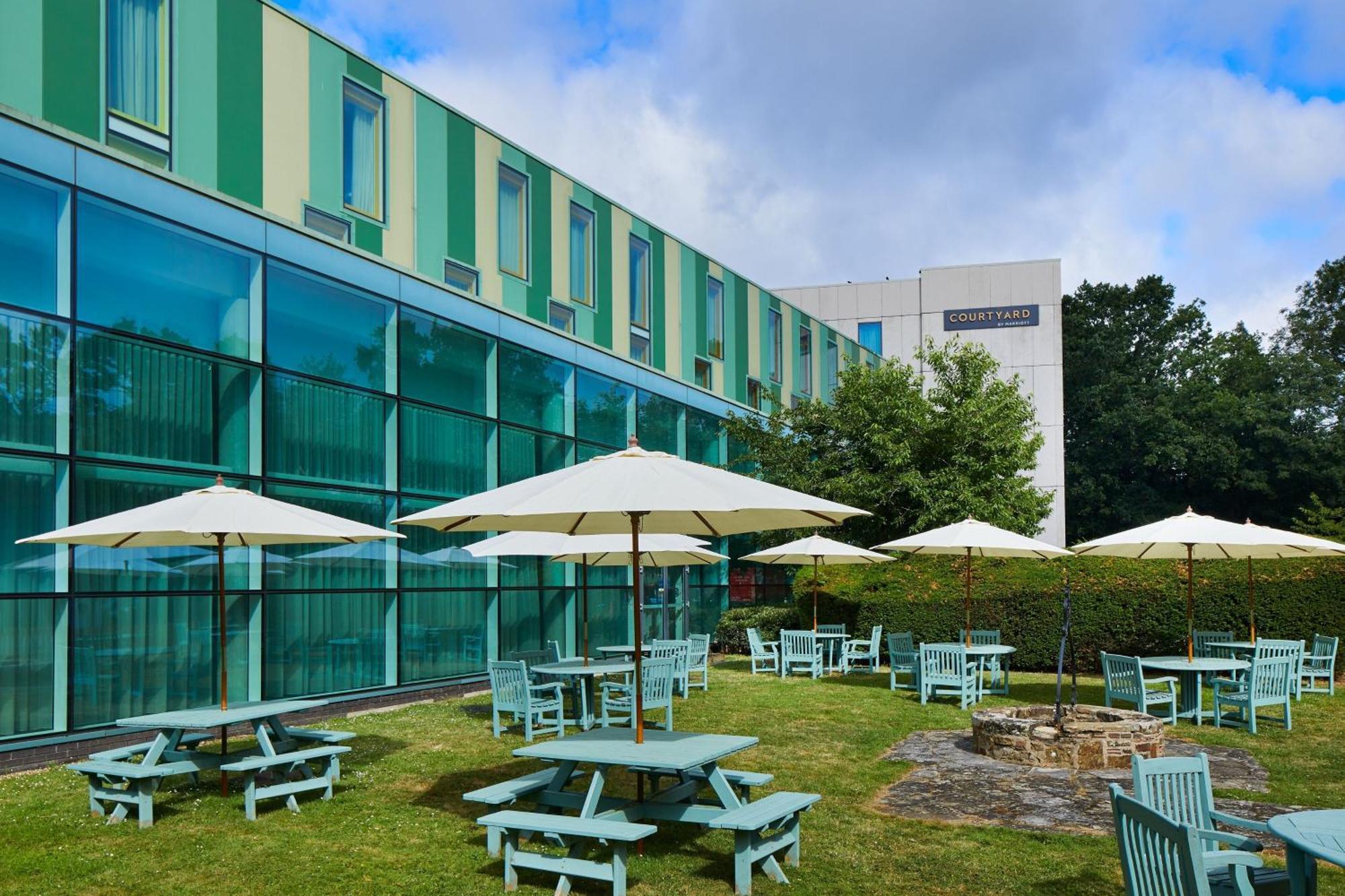 Courtyard By Marriott London Gatwick Airport Crawley (West Sussex) Exterior foto